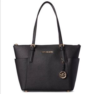 Like new Michael Kors bag code number 30F2GTTT8L